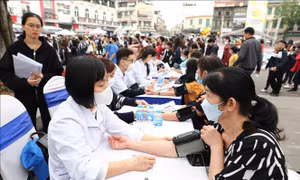 Hàng nghìn người dân được khám, tư vấn sức khỏe miễn phí 