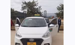 Một lái xe taxi tử vong bất thường trong xe