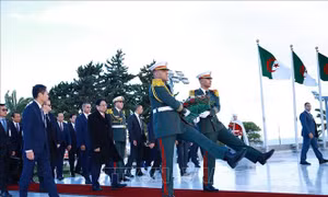 Thủ tướng đặt hoa tại Đài tưởng niệm Liệt sỹ Algeria