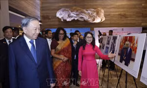 Tổng Bí thư, Chủ tịch nước Tô Lâm tham quan trưng bày ảnh về quan hệ Việt Nam - Sri Lanka