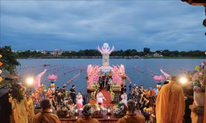 Thừa Thiên - Huế: Lễ hội hoa đăng trên sông Hương