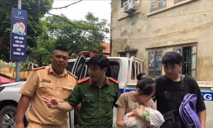 Kịp thời đưa bé 2 tháng tuổi ở vùng ngập lụt nghiêm trọng đi cấp cứu