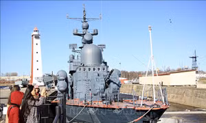 Chiêm ngưỡng tàu chiến và vũ khí diệt hạm ở Kronstadt, Nga 