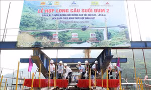 Hợp long cầu Suối Đum 2 trên cao tốc Lào Cai đi Sa Pa