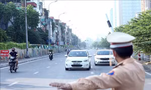 Ngày đầu tiên Hà Nội triển khai 39 chốt trực kiểm soát đi lại giữa 'vùng đỏ' và 'vùng xanh'