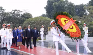 Thủ tướng Lào Sonexay Siphandone đặt vòng hoa tại Đài tưởng niệm các Anh hùng liệt sĩ