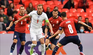 Đối đầu vòng 1/8, Harry Kane và Manuel Neuer cùng đeo băng đội trưởng cầu vồng