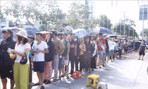 Người dân xếp hàng mua vé chung kết bóng chuyền nữ VTV Cup 2025