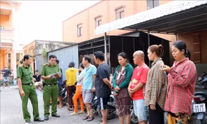 Kiên Giang: Tạm giữ 11 đối tượng chơi tài xỉu ăn tiền