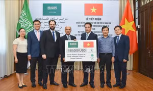 Tiếp nhận khoản hỗ trợ nhân dân miền Trung khắc phục hậu quả lũ lụt