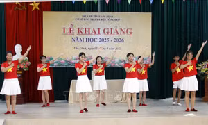 Ấm áp lễ khai giảng của trẻ khuyết tật nghe nói