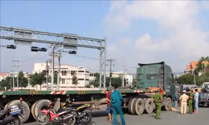 Tai nạn giữa xe container và xe máy gây ách tắc giao thông