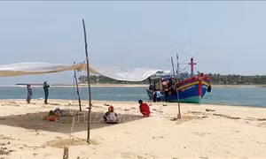 Quảng Bình: Tìm thấy thi thể ngư dân mất tích trên biển