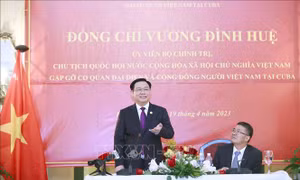 Chủ tịch Quốc hội Vương Đình Huệ gặp mặt đại diện Cộng đồng người Việt Nam tại Cuba