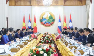 Thường trực Ban Bí thư Trần Cẩm Tú hội kiến Thủ tướng Lào Sonexay Siphandone