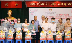 Tặng quà Tết, hỗ trợ học tập cho đồng bào dân tộc thiểu số hoàn cảnh khó khăn