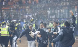 FIFA và Indonesia cam kết cải thiện an toàn bóng đá sau thảm kịch ở sân vận động Kanjuruhan