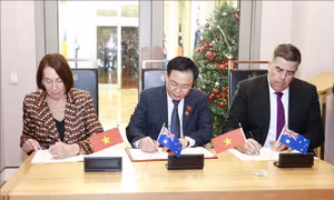 Chủ tịch Quốc hội Vương Đình Huệ hội đàm với Chủ tịch Thượng viện và Chủ tịch Hạ viện Australia