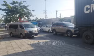 Về quê nghỉ Tết dương lịch 2024: Dòng xe xếp hàng chờ qua cầu Rạch Miễu