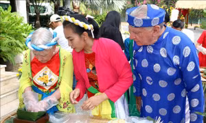 Du khách quốc tế hào hứng làm bánh chưng ngày Tết cổ truyền Việt Nam