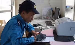 Nét đẹp hiến máu tình nguyện của anh công nhân và nữ phóng viên 