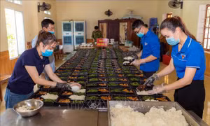 Thanh niên tình nguyện hỗ trợ nấu suất ăn phục vụ bệnh nhân và y bác sỹ