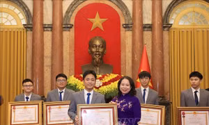 Phó Chủ tịch nước trao Huân chương Lao động cho học sinh đoạt giải quốc tế năm 2025