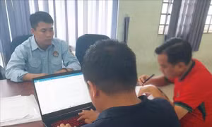 Đối tượng lừa bán 120 tấn thức ăn thủy sản ra đầu thú