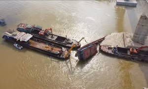 Khẩn trương trục vớt hai tàu hàng bị chìm trên sông Lô