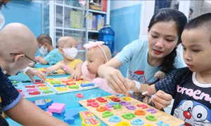 Những nụ cười ở 'Lớp học vui vẻ' dành cho bệnh nhi ung thư​​