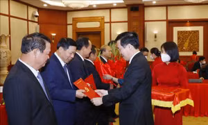 Trao quyết định nghỉ chế độ cho 28 Ủy viên Trung ương Đảng khóa XII không tái cử khóa XIII