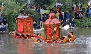 Kiệu quay dưới nước hàng giờ đồng hồ trong lễ hội ở Thái Bình