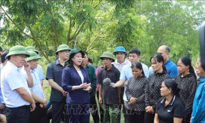 Đến tận vùng ngập lũ thăm hỏi, hỗ trợ người dân