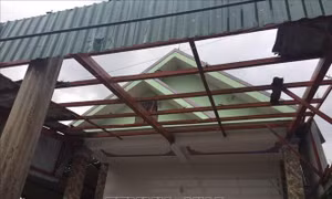 Lốc xoáy làm hư hỏng hàng chục ngôi nhà tại thị xã Kỳ Anh, Hà Tĩnh