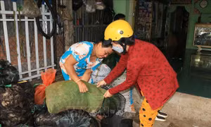 Thêm thu nhập nhờ đặt lọp cua đồng mùa lũ