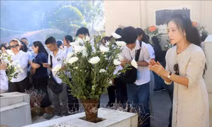 Ngày Thương binh - Liệt sỹ 27/7: Tuổi trẻ kiều bào dâng hương tại Ngã ba Đồng Lộc
