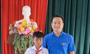 Trao Huy hiệu 'Tuổi trẻ dũng cảm' tặng học sinh lớp 4 cứu người đuối nước