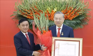 Lễ trao Huy hiệu 45 năm tuổi Đảng tặng Tổng Bí thư Tô Lâm 