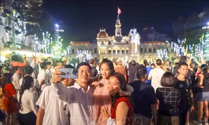 Người dân cả nước đón chào giao thừa