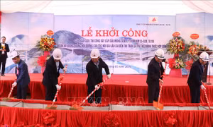 Xây cầu Móng Sến thuộc dự án đường nối cao tốc Nội Bài - Lào Cai đến Sa Pa