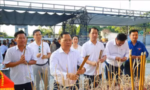 Đảng ủy Mặt trận Tổ quốc, các đoàn thể Trung ương dâng hương tri ân Anh hùng liệt sỹ tại Quảng Trị