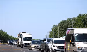 Lượng xe đổ dồn gây ùn ứ trên cao tốc Phan Thiết - Dầu Giây