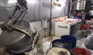 Lật tẩy 'chiêu thức' dùng vôi bột để tẩy trắng lòng bò