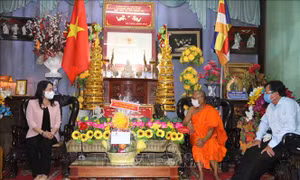 Phó Chủ tịch nước Võ Thị Ánh Xuân thăm chức sắc Phật giáo Nam tông Khmer tại Trà Vinh
