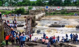 Sập cầu ở Ấn Độ, nhiều người thiệt mạng và bị cuốn trôi