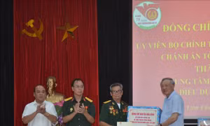 Đồng chí Nguyễn Hòa Bình thăm, tặng quà các thương, bệnh binh nặng tại tỉnh Hà Nam