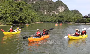 Tràng An đón du khách đi đôi với tăng cường phòng, chống dịch COVID-19