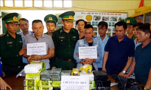 Bắt 2 đối tượng vận chuyển 32 kg ma túy dạng đá và 10 bánh heroin