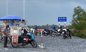 Bất chấp khuyến cáo, người dân vượt rào chắn đi lại khi cầu Đại Ngãi 2 chưa hoàn thành