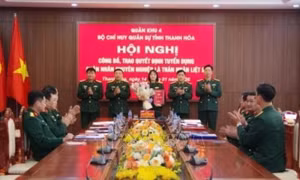 Trao Quyết định tuyển dụng quân nhân chuyên nghiệp cho thân nhân liệt sĩ